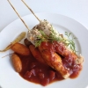 Husman: Kycklingspett med rostad rotfruktssallad och tomat/dillchutney.