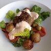 World: Färsbiff med harissayoughurt, romansallad, bakade tomater, oliver och rostad potatis