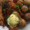 Sista world för veckan: Schnitzel på fläskytterfile med rostad potatis, kaprissmör och rödvinssky.