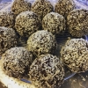 Bild av @revelbadetscamping - Nybakade chokladbollar finns nu hos oss! Tårtbotten är bakad och förberedd, imorn kan ni komma till Revelbadet och äta jordgubbstårta! 