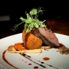 Hjortinnanlår med Chévre fyllda kroketter serveras med honungsglacerade rotfrukter och cognac sky