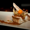 Vanilj bavaroise som serveras med chokladflarn och hjortronmarmelad.