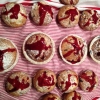 Lite speciella muffins kommer att serveras på inspirerade av den stora samlingsutställningen som har vernissage på lördag i Roddarhuset. Därför kan konstnärerna och övriga besökare få sätta tänderna i dessa artistmuffins. De är fyllda med skogsbär och top