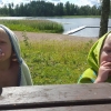 Bild av @forssberganna - På stranden, inte lika varmt som det ser ut.. dom sitter inlindade i en fleecefilt 