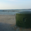 Barsebäck strand med f.d försvarspryl i förgrunden