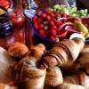 Croissanter frukt bär marmelader och mycket mer. Nu uppäten brunch. 