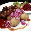 Viltfärskåldolmar - Med lingonsky, timjansyrad rödlök, kokt potatis och rårörda lingon