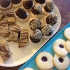 Vårt mjölfria sortiment för idag! Syltkakor, chokladdoppade maränger och kanelkrokantkakor med choklad.