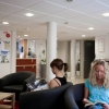 Sätt dig ner i foajén en stund och ta igen dig från stadens vimmel. Läs dagens tidning eller sticka några varv på vår gäststickning. Här finns också en gästdator och massor av information om vad som är på gång i och runt staden.