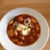 Dagens rätt. Korvgulasch med crème fraîche i vitlöksbröd