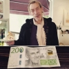 Vi hade en liten sökning på Malmens sen den 1a oktober. Den som kom och betalade med en 200 sedel fick en bakelse på köpet. O då har vi här den glada 200 bäraren. Grattis Tompa!