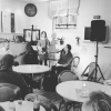 Mysstämning på Malmens, fika, ljuv country och levandevljus 
#malmenskonditori #måndaghelaveckan #musikofik