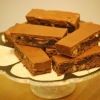 Nötbitar med nougat.
