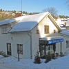 Stagårds Café och hembageri liggeri idylliska Gamleby med Garpedansberget bakom och Gamlebyån intill