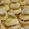 Imorgon är det fettisdagen! Vi kommer att bulla upp med stora semlor och små, med mandelmassa eller vår egna vaniljkräm. Välkomna!