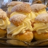 Ni glömmer väl inte bort att det är Semledagen imorgon? Detta innebär att man får äta precis hur många semlor som helst, utan dåligt samvete! Bra va? :)