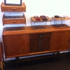 sideboard, telefonhyllor och plåtburkar 