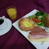 Frukost 2 med valfri fralla, ost, skinka, leverpastej, grönsaker, wienerbröd ekipage juice och kaffe/ te 60:-