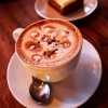 Capuccino och hembakad morotskaka