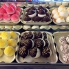 Idag har vi nya maränger. Glittrig hallon, apelsin/kokos, choklad/hasselnöt, choklad/chili/havssalt, kola/mandel och sprinklad choklad.