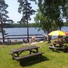 Strålande solsken. Fullt med badgäster redan. Kom till strandbadet och spendera en härlig söndag med oss. Ta en fika, ät en glass eller ta ett dopp.