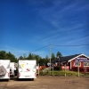 Bild från Bye Camping av @campingse - Husbilar rullar in på Bye Camping vi E4:an norr om Timrå som just nu bjuder på sol och blå himmel. #camping #campingse #bye #timrå #e4