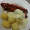 Dagens lunch : Frukostkorv med kokt potatis och pepparrotssås.