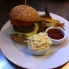 Hemgjord hamburgare med surdegsbröd, fänkålscoleslaw och idahopotatis...