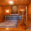 Altaret, dopfunt och ljusstake