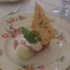 Ikväll blir det trerätters på Frenillas. Först en liten melonbåt med saltkött, skagenröra och mynta från egna örtagården och seglet är tunnbrödschips med parmesan och gräslök. Varmrätt: Köttfärspaj med sommarsallad. Som avslutning hallonmarängtårta med ka