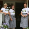 Tjejerna som serverar på Frenillas Bod på sommaren