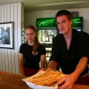 Personalen serverar Grissini