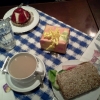 Jordgubbsbakelse, te och en smörgås