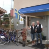 Vi, Tom och Kim Pennström, är vandrarhemsvärdarna på Hvilan!
