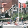 Vandrarhemmet sedd från ån med segelbåtarna i gästhamnen