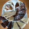Kanelbullar, kola eller choklad kakor, chokladbollar, kladdkaka och cheesecake.

Låt inte blåst och kyla stoppa er från en kopp kaffe och hembakat! 
Är det riktigt dåligt väder har vi till och med en brasa i kaminen.  
Ni kan även ta en liten matbit om ni