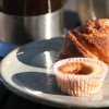 Kanelbulle och tomatgrotta (som en hallongrotta fast fylld med tomatmarmelad).