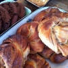 Det är sol! Och fredag! 
Vi gör några extra plåtar kanelbullar idag. Kom å ät :)