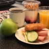 Frukosterbjudande
Liten: Fralla, kaffe och juice 29:-
Stor: Fralla, kaffe, juice, yogurt med granola och frukt 49:-