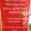 Ute i sista minuten med en present till den du tycker om. Vi har den personliga lösningen. Kom in till Muffinsfabriken på Götgatan. Vi har öppet till 19.00. Välkommen!
