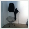 Tidlöst...
Helmut Lang kostym. Bertoia Diamond Chair.