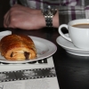 Kaffe och chokladbröd.