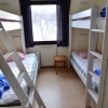 I våra 6-bädds stugor har det ena sovrummet 2 våningsängar. Det andra sovrummet har 2 enkelsängar. Dessa stugor passar bra för barnfamiljer!