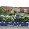 Framsidan mot havet med blommande syrener i juni