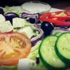 Kör Grekiskt idag, checka in vår mumsiga tsatsiki sallad med fetaost och oliver. Serveras med en varm baguette bredvid. Välkomna till Millas♡