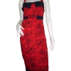 Röd Pinup/Rockabilly halsterneck klänning. Vackert röd färgad klänning med dödskallar och blommor. Klänningen har ett svart skärp som markerar midjan. 
Finns i storlekarna XS-XL
399 kr