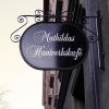 Kafé med mysig gammaldags atmosfär och fängslande hantverk.