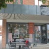  Cafét har några platser utomhus.