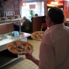 Rykande färska pizzor kommer snabbt fram till hungriga stamgäster!
