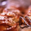 Bageriet doftar ljuvligt av kummin från den nygräddade kavringen. Härliga kanelbullar trängs med förföriska mandelcroissanter, pain au chocolat och påsktryfflar på faten. Smörfrallorna ropar 